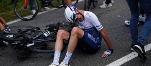 Chris Froome a terra nella prima tappa del Tour de France