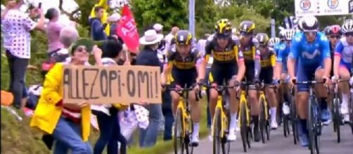 Tour de France, la tifosa che ha causato la caduta è stata denunciata ma ha fatto perdere le proprie tracce.