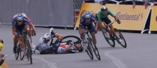 La caduta di Ewan e Sagan nel finale della terza tappa del Tour de France.