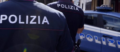 Torino, 90enne per strada in lacrime: 'Ho fame, datemi da mangiare'.