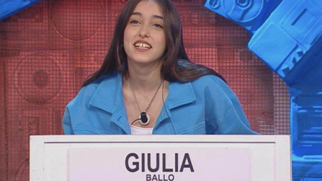 Amici, Giulia Stabile smentisce frasi della mamma: 'Sempre con Sangiovanni, non la vedo più'.