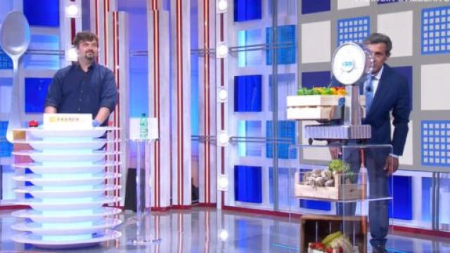 Il pranzo è servito, Flavio Insinna incredulo con il concorrente: 'Sei l'uomo bilancia?'.