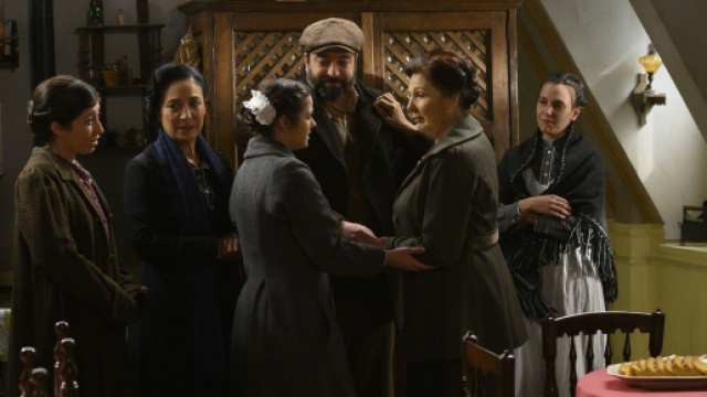 Una vita, trame Spagna: Agustina lascia Acacias per prendersi cura di Gloria.