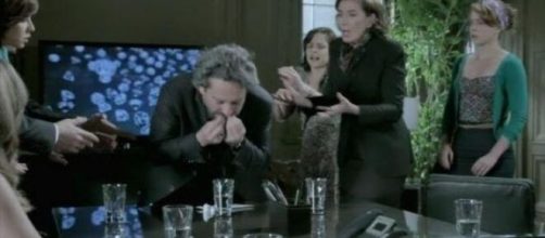 Alfredo decide literalmente engolir o exame de DNA em 'Império' (Reprodução/TV Globo)