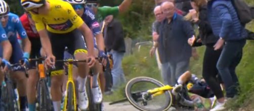 La caduta di Primoz Roglic nella terza tappa del Tour de France 2021.