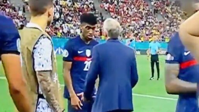 Coman très agacé d'avoir été sorti par Didier Deschamps. (capture match France vs Suisse)