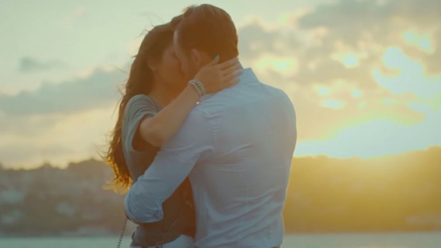 Love is in the air, trama turca: Ayfer sa che la relazione tra la nipote e Serkan è finta.