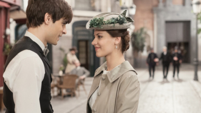 Una vita, trame Spagna: Cinta va in tour in Andalusia, Emilio ha paura che lo dimentichi.