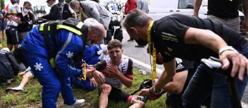 Tour de France, rintraccia e in custodia la tifosa che ha causato la maxi caduta durante la prima tappa.