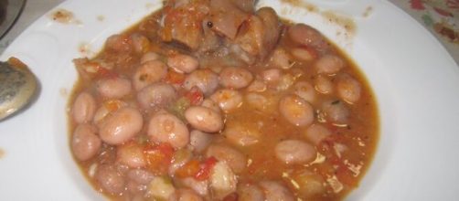 Zuppa di coda di bue con fagioli, un succulento secondo piatto.