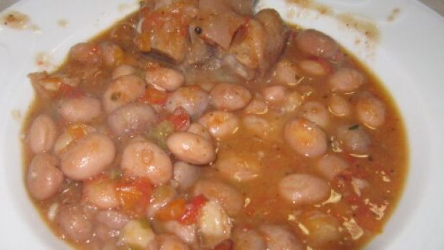 Zuppa di coda di bue con fagioli, un succulento secondo piatto.
