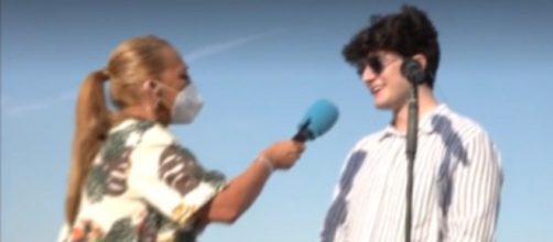 Belen Esteban entrevistando al representante de Suiza en Eurovisión Gjon's Tears (Telecinco)