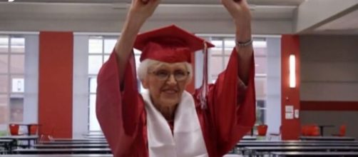 La abuela de 94 años se graduó tras dejar sus estudios a los 16 años (Fuente: captura de pantalla de Telecinco)