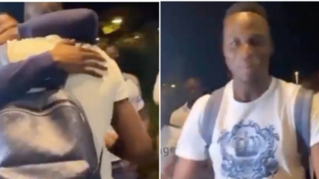 Edouard Mendy accueilli en héros par ses coéquipiers du Sénégal. (Photo captures d'écran vidéo Twitter @13footballC)
