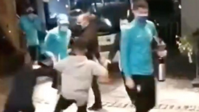 Neymar bousculé par des fans au Brésil. (crédit photo : Twitter, @Memesneymar )