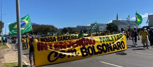 Apoiadores de Bolsonaro manifestaram-se em abril de 2020 pedindo a volta do AI-5 (Reprodução/TV Globo)