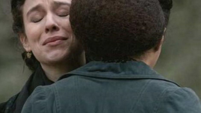 Una vita, trame Spagna: Genoveva uccide Marcia pugnalandola.