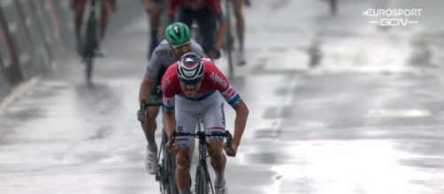 La vittoria di Mathieu Van der Poel nella seconda tappa del Giro di Svizzera.