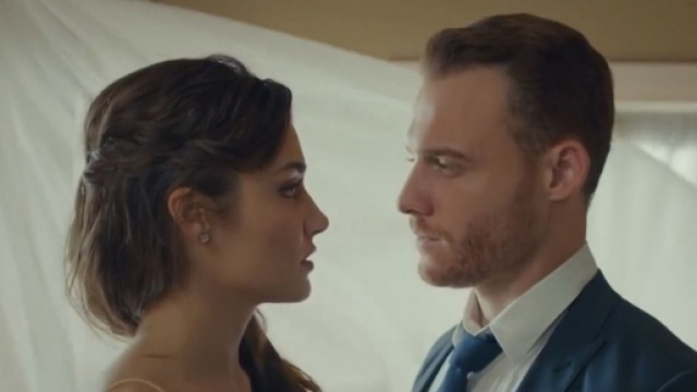 Love is in the air, episodi turchi: Eda accusata dalla stampa di stare con Bolat per soldi.