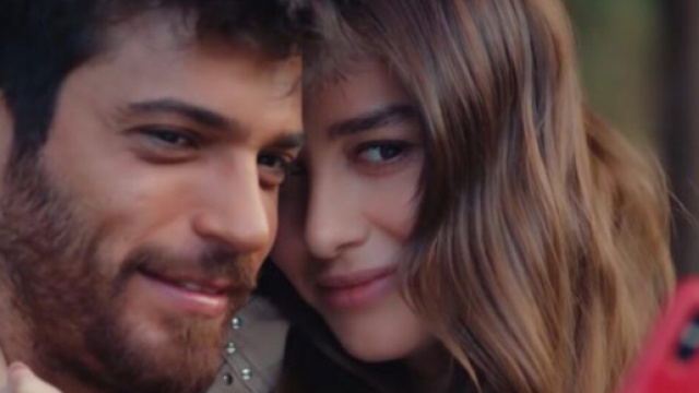 Mr Wrong: Özgür aiuta Ezgi in difficoltà.