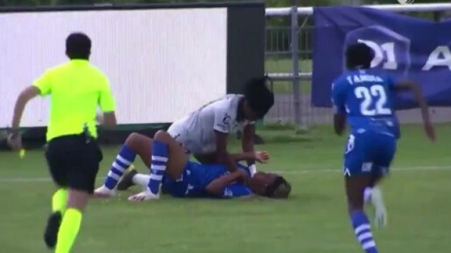Une bagarre a éclaté en plein match de foot - Source : Capture Twitter @Buffy_cl