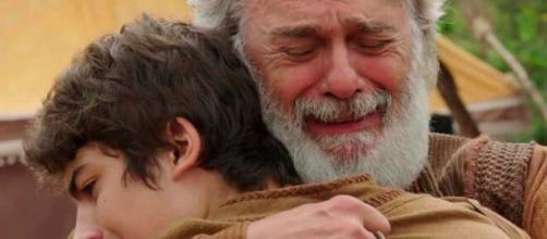 Ismael e Abraão choram abraçados em 'Gênesis'. (Reprodução/RecordTV)