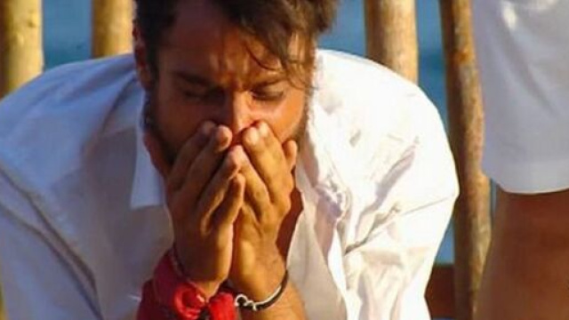 Awed dopo essersi aggiudicato la vittoria dell’Isola dei Famosi 2021: 'Non ci credo'.