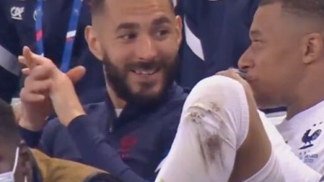 Benzema et Mbappé très complices sur le banc des Bleus. (capture image M6)