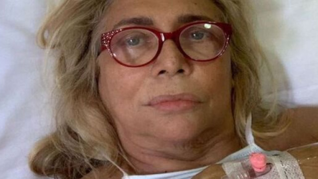 Mara Venier operata d'urgenza per un impianto dentale andato male.