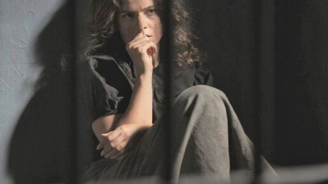 Una vita, trame Spagna: Genoveva rinchiusa in carcere per la morte di Ursula.