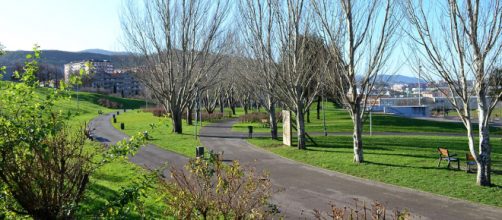 El parque de Bizkotzalde de la localidad de Basauri, donde hombres homófobos atacaron a un joven. (Wikimedia Commons)