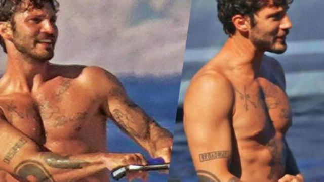 Stefano De Martino paparazzato in barca.