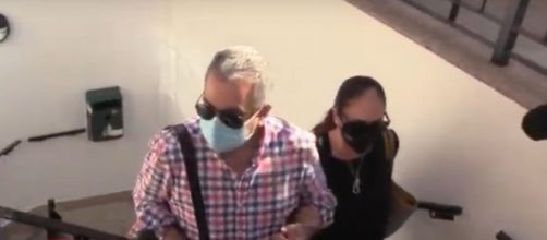 Isabel Pantoja llegó al juzgado aferrada del brazo del acusado, su hermano Agustín (Twitter: Telecinco)