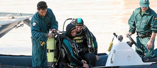 Los rescatistas de la Guardia Civil buscan a la niña desaparecida en una zona de difícil visibilidad (Twitter @guardiacivil)