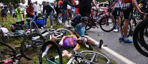 Tour de France, polemica per le cadute: il team manager della Groupama invoca cambiamenti per non 'avere morti'.