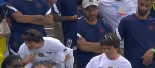 Un fan des bleus présents dans les tribunes aux cotés de Véronique Rabiot. Source: capture images TF1