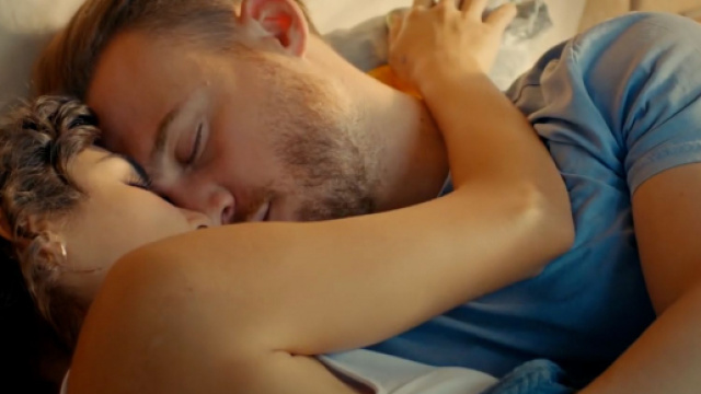 Sen Çal Kapımı episodio 45, anticipazioni: Eda e Serkan costretti dal giudice a vivere insieme per Kiraz.