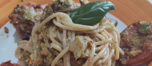 spaghetti con melanzane alla crema di pistacchio e pomodoro al forno