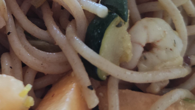 Spaghetti con zucchine, gamberetti e melone.