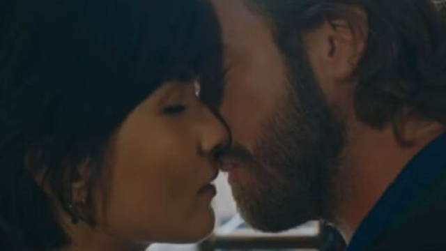 Cesur ve Güzel, trama del 15/07: Alemdaroğlu bacia Sühan sulla labbra.