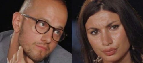 Temptation, rumor su Stefano e Manuela: addio al falò, lui solo in spiaggia con gli amici.