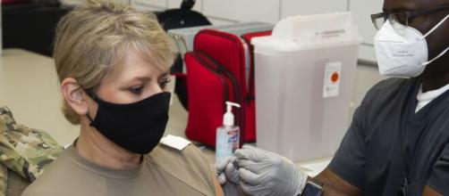 La OMS desaconseja a los países una tercera dosis de la vacuna contra el coronavirus (vía Flickr, Joint Base San Antonio)