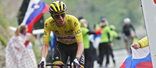 Tadej Pogačar in maglia gialla al Tour de France.
