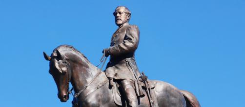 Statue of Confederate General Robert E. Lee in Richmond (VA) (Image source: Ron Cogswell/Flickr)