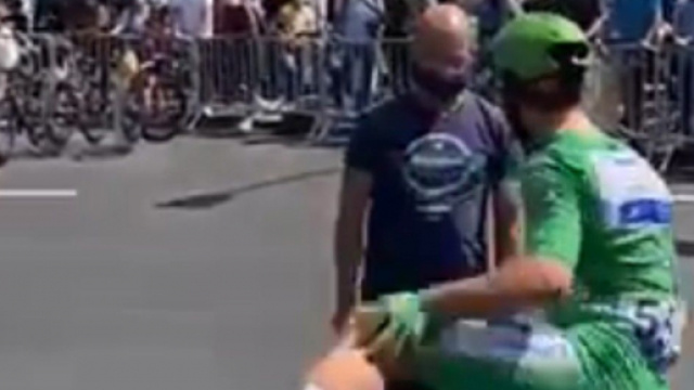 L'ira di Mark Cavendish con il suo meccanico.