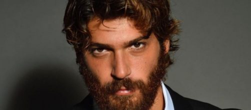 Can Yaman criticato per il profumo: 'Lo produce con i soldi anticipati dalle fan?'.