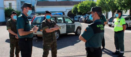 La Guardia Civil y la policía local con una lancha hicieron posible el hallazgo del joven desaparecido (Twitter, guardiacivilCordoba)