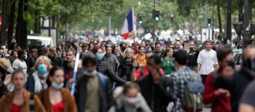 No-vax e destra francese per le strade, battaglia per la libertà di scelta sul vaccino.