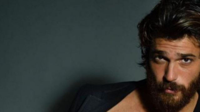 Can Yaman apre il suo sito internet per vendere il profumo: 'Un'emozione irrefrenabile'