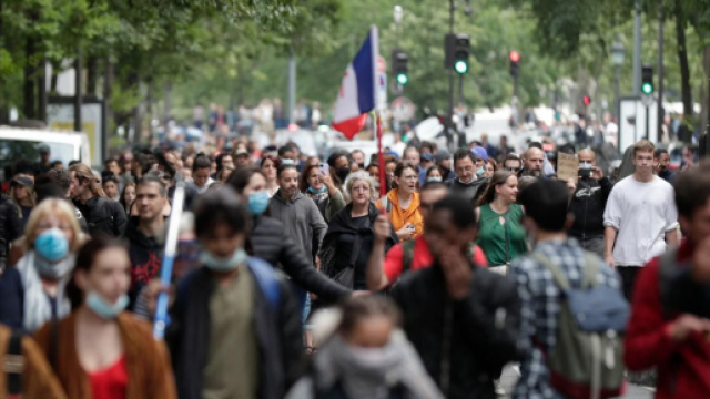 No-vax e destra francese per le strade, battaglia per la libertà di scelta sul vaccino.